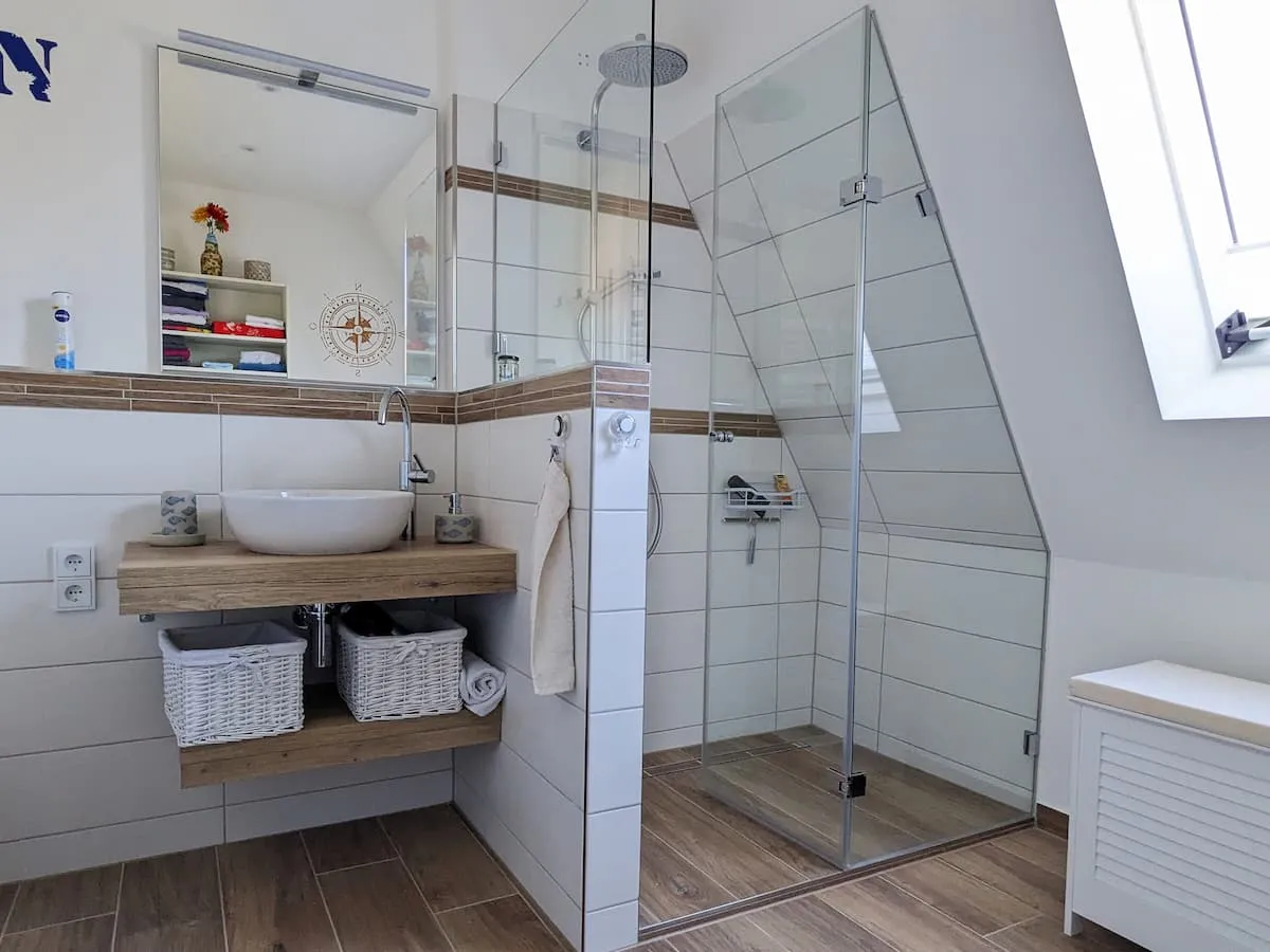 Badezimmer mit Dusche