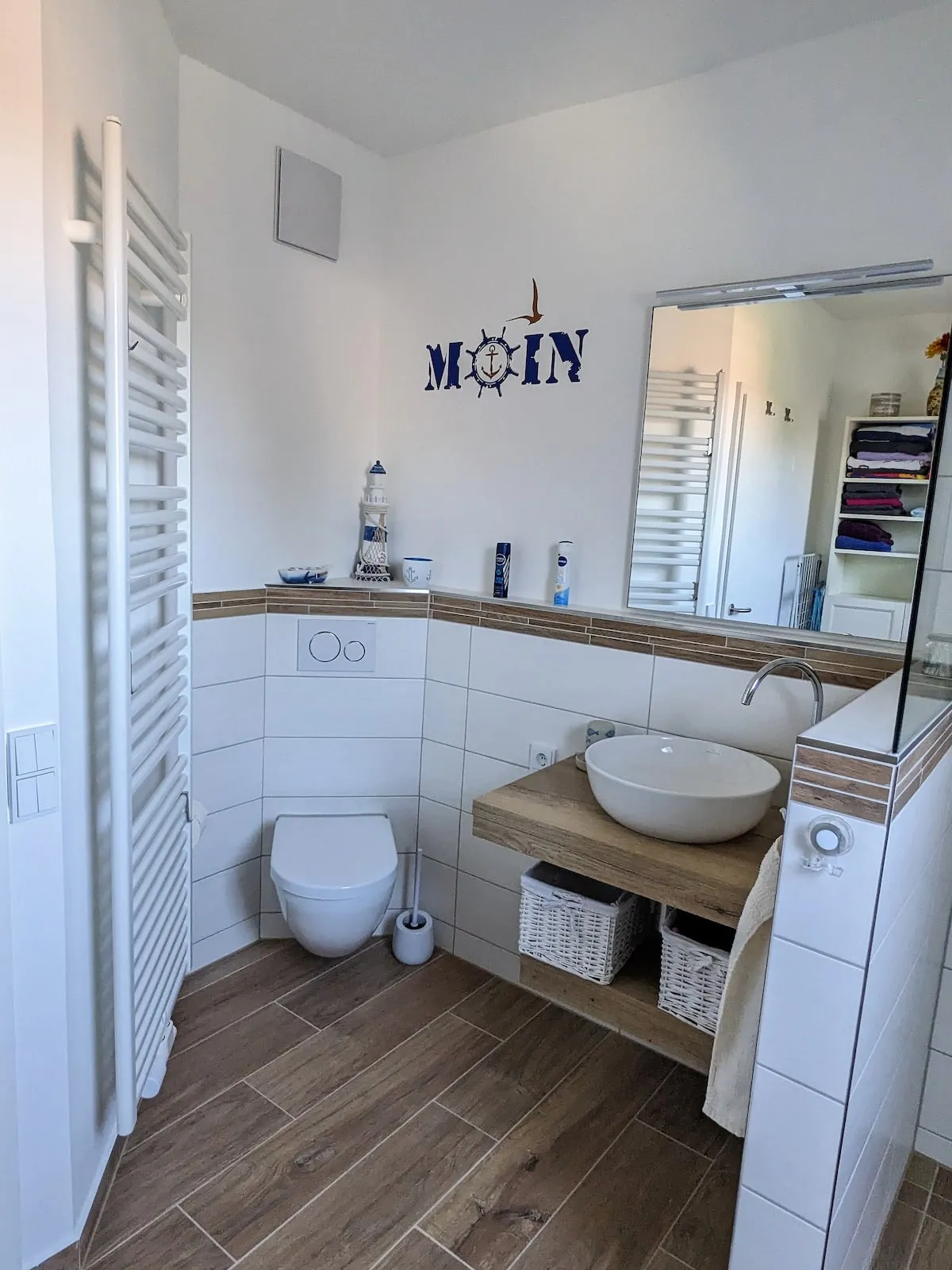 Badezimmer mit WC und Waschtisch